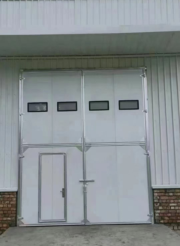 洛川工业门在设备装配车间出入口的实施记录